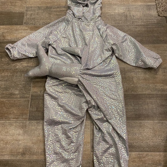 18-24 month shark costume. Like new condition. Zip closure. Halloween dress-up - Picture 5 of 5